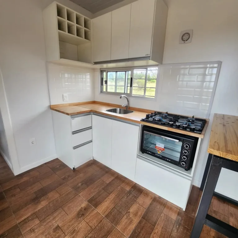 Cocina en una Casa Contenedor en Uruguay