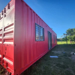 Fachada de una Casa contenedor de color rojo