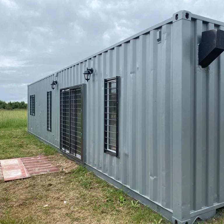 fachada de una casa contenedor en Uruguay