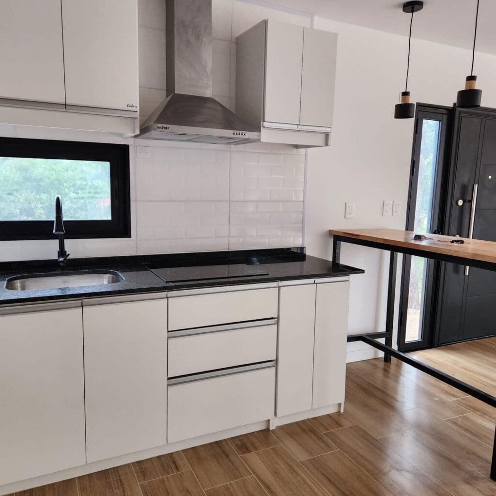 Cocina comedor de una casa container en Uruguay