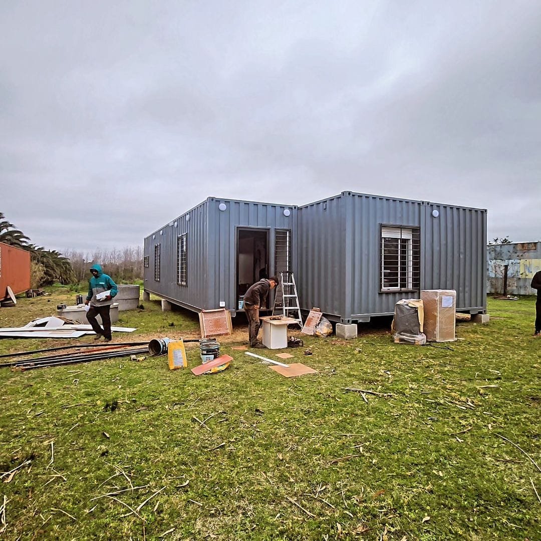 Personas trabajando en la construcción de una casa contenedor