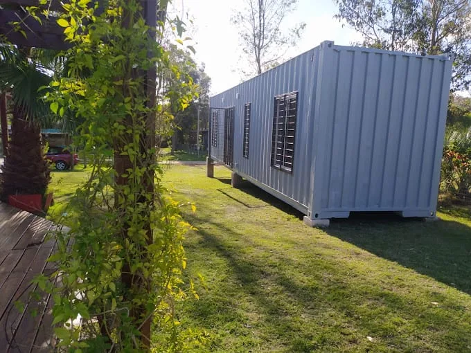 Casa contenedor colocada en el suelo